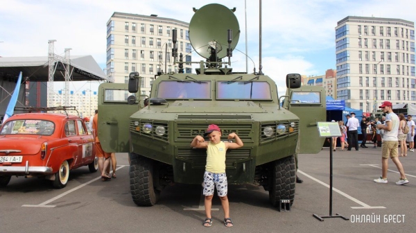 Читатель: Сегодня в Бресте на Махновича была выставка военной техники
Читатель: Сегодня в Бресте на Махновича была выставка военной техники