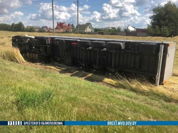 Фура перевернулась в Брестской области