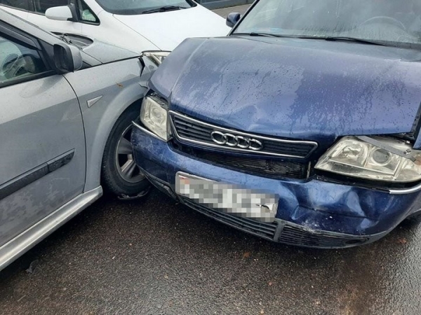 В Беларуси водитель умер прямо за рулем, а его Renault покатился в другие машины