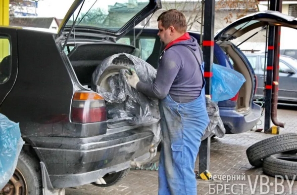 Брестские водители потихоньку «переобувают» своих «железных коней». Фотофакт Брестские водители потихоньку «переобувают» своих «железных коней». Фотофакт