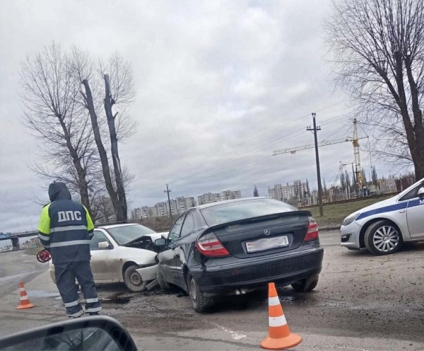 Mercedes и SEAT столкнулись в Пинске Mercedes и SEAT столкнулись в Пинске