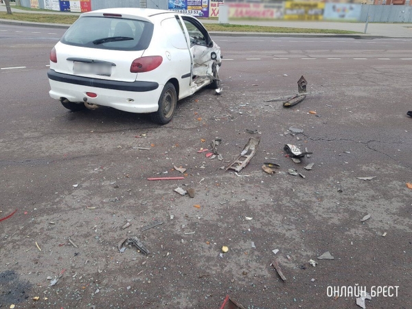 В Бресте на Варшавке возле Еврика серьёзно столкнулись автомобили
В Бресте на Варшавке возле Еврика серьёзно столкнулись автомобили