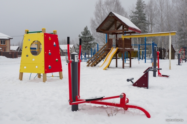 «Смотрели как на чудака, а потом присоединились». Жители Колодищей сами сделали лыжную горку и каток «Смотрели как на чудака, а потом присоединились». Жители Колодищей сами сделали лыжную горку и каток