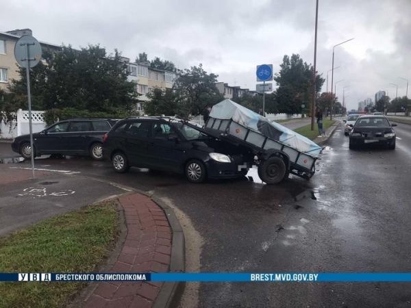 В Бресте прицеп «наехал» на автомобиль В Бресте прицеп «наехал» на автомобиль