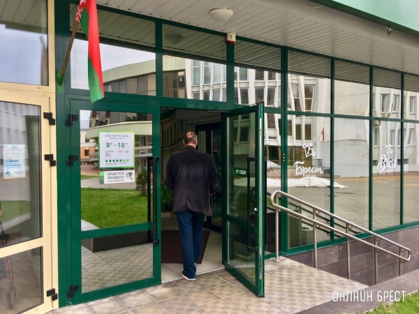 Читатель: Крутое оформление стен появилось в банке на Советской в Бресте. Как вам?
             
                Читатель: Крутое оформление стен появилось в банке на Советской в Бресте. Как вам?