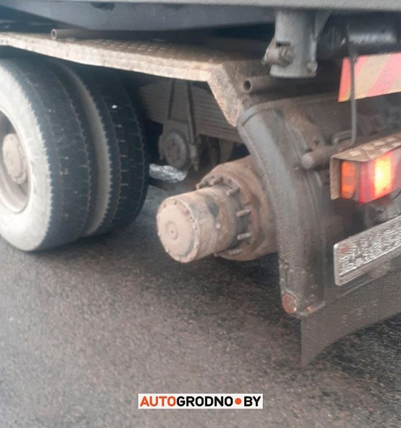 У грузовика отвалилось колесо и попало во встречку. Посмотрите, что случилось с легковушкой У грузовика отвалилось колесо и попало во встречку. Посмотрите, что случилось с легковушкой