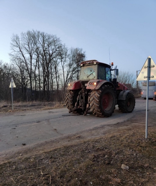 Поезд протаранил трактор с прицепом в Беларуси. Фото и видео