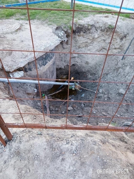 Читатель: Выкопали ямы на нашей алее рядом с песочницей. Вчера туда упал ребёнок
             
                Читатель: Выкопали ямы на нашей алее рядом с песочницей. Вчера туда упал ребёнок