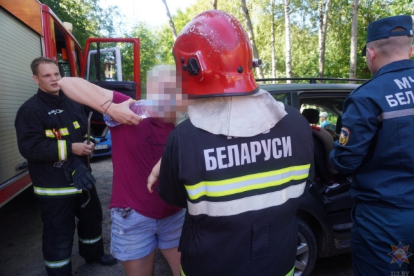 В Могилеве в салоне машины оказались заблокированы близняшки В Могилеве в салоне машины оказались заблокированы близняшки