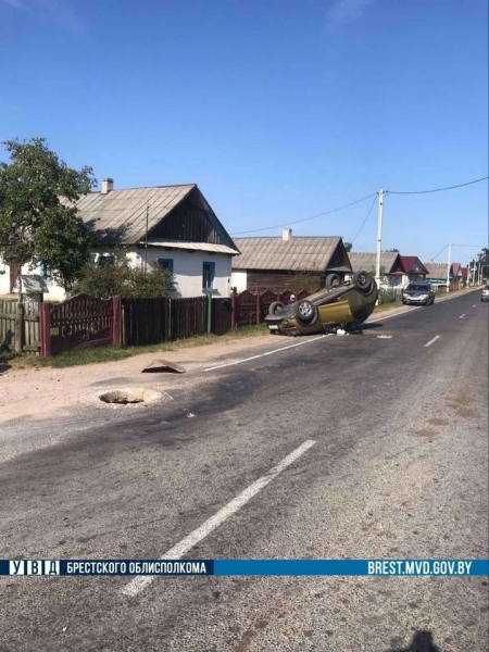 В Ивацевичском районе автомобиль оказался на крыше. Как это случилось? В Ивацевичском районе автомобиль оказался на крыше. Как это случилось?