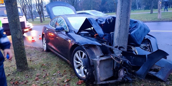 В Беларуси Tesla влетела в столб В Беларуси Tesla влетела в столб