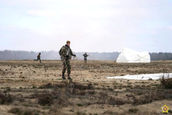 Как прошло сегодняшнее десантирование под Брестом. Фоторепортаж