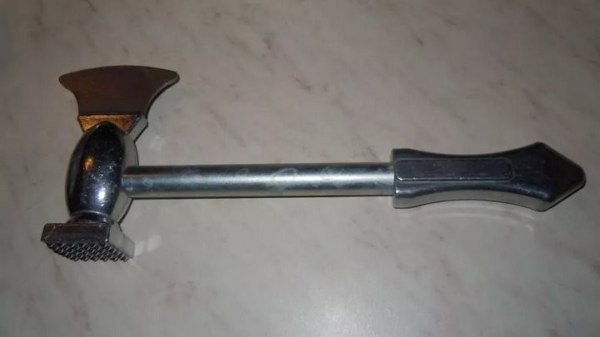 В Беларуси 35-летняя женщина 15 минут избивала собутыльницу кухонным топориком в ее же квартире В Беларуси 35-летняя женщина 15 минут избивала собутыльницу кухонным топориком в ее же квартире