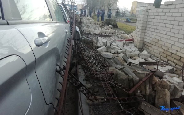 Сильный ветер развалил кирпичный забор в Барановичах. Повреждено несколько машин