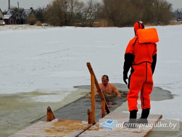 Крещенские купания прошли в Микашевичах (Брестская область) Крещенские купания прошли в Микашевичах (Брестская область)