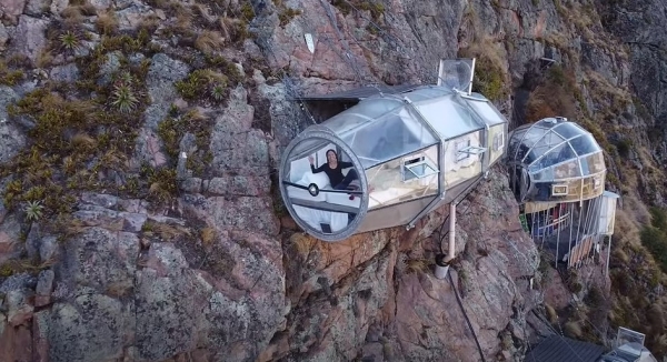 Не для слабонервных. Всем желающим предлагают переночевать в прозрачных капсулах, подвешенных к отвесной скале Не для слабонервных. Всем желающим предлагают переночевать в прозрачных капсулах, подвешенных к отвесной скале