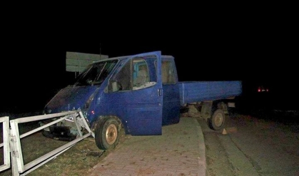 В Беларуси школьник с другом угнали авто и попали на нем в ДТП В Беларуси школьник с другом угнали авто и попали на нем в ДТП