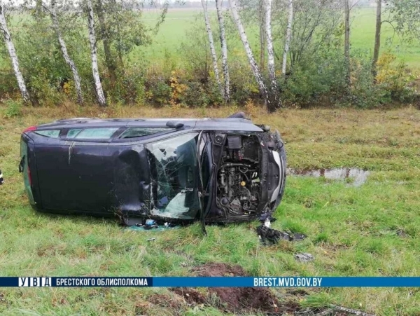 Под Кобрином перевернулся автомобиль. Как это произошло Под Кобрином перевернулся автомобиль. Как это произошло