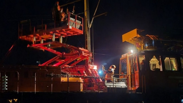 Поезд протаранил трактор с прицепом в Беларуси. Фото и видео