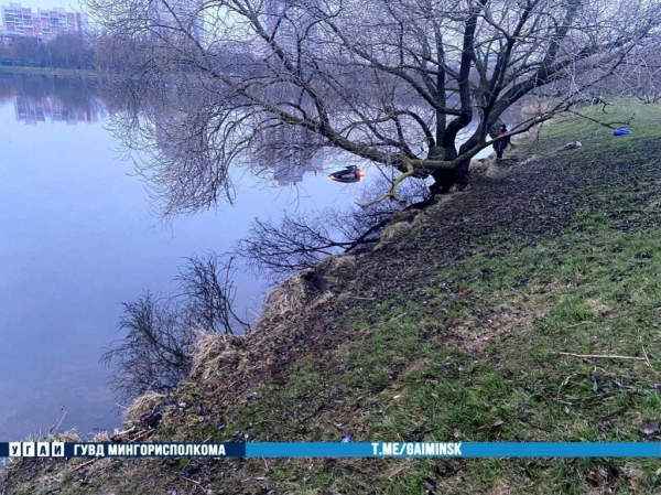 В Беларуси пьяный водитель утопил автомобиль В Беларуси пьяный водитель утопил автомобиль