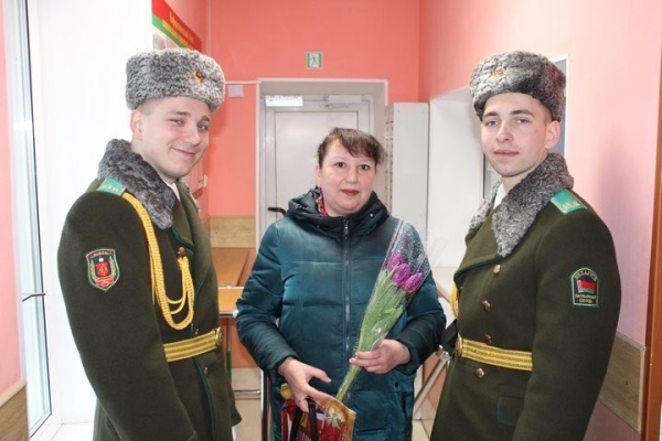 Пинские пограничники поздравили женщин с 8 Марта Пинские пограничники поздравили женщин с 8 Марта