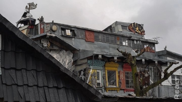 «Стены обшиты картонными ящиками от холодильника». Белорус построил дом из мусора и показал, как он устроен «Стены обшиты картонными ящиками от холодильника». Белорус построил дом из мусора и показал, как он устроен