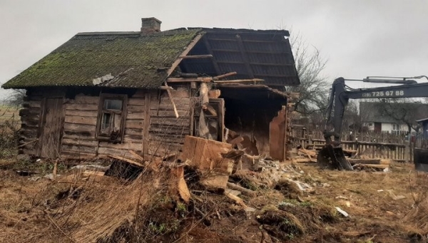 Как идет снос пустующих домов в деревнях Каменецкого района Как идет снос пустующих домов в деревнях Каменецкого района