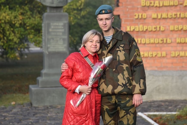 «Лучший подарок - провести время с сыном». Брестские десантники поздравили своих мам с праздником «Лучший подарок - провести время с сыном». Брестские десантники поздравили своих мам с праздником