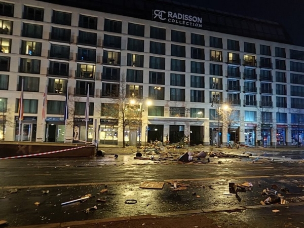 В Германии лопнул гигантский аквариум. Погибло 1,5 тысячи рыб В Германии лопнул гигантский аквариум. Погибло 1,5 тысячи рыб