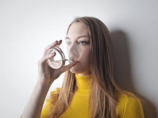 Чем опасно употребление дистиллированной воды: объясняет врач Чем опасно употребление дистиллированной воды: объясняет врач