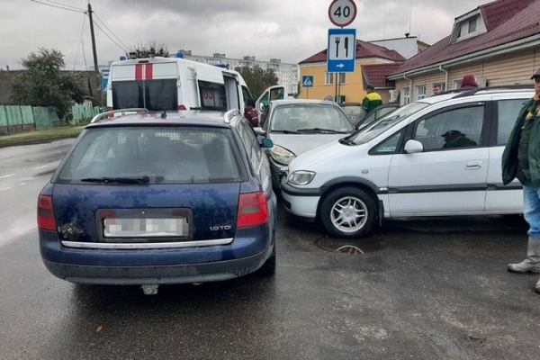 В Беларуси водитель умер прямо за рулем, а его Renault покатился в другие машины