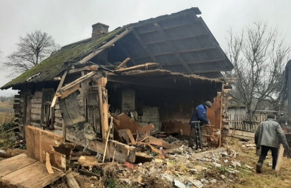 Как идет снос пустующих домов в деревнях Каменецкого района Как идет снос пустующих домов в деревнях Каменецкого района