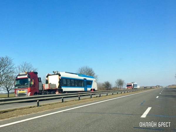 
                Читатель: Пару дней назад в сторону Бреста везли вагоны. Куда их потом направляют?
            