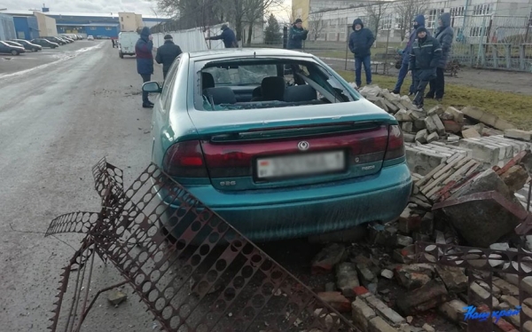 Вернут ли деньги владельцам машин, поврежденных при падении кирпичного забора в Барановичах Вернут ли деньги владельцам машин, поврежденных при падении кирпичного забора в Барановичах