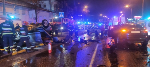 Столкновение авто в новогоднюю ночь в Гомеле: пассажирку деблокировали сотрудники МЧС