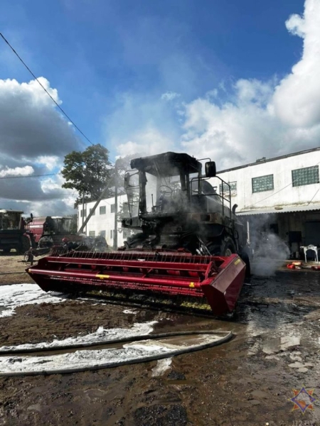 Кормоуборочный комбайн горел в Кобринском районе. Опубликовано видео Кормоуборочный комбайн горел в Кобринском районе. Опубликовано видео