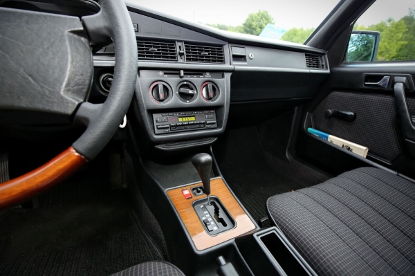 По прозвищу Baby-Benz. Показываем идеально сохранившийся Mercedes W201