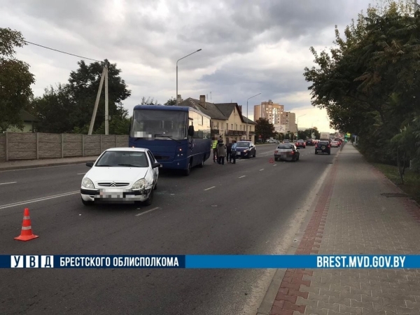 Две легковушки и автобус столкнулись в Бресте Две легковушки и автобус столкнулись в Бресте
