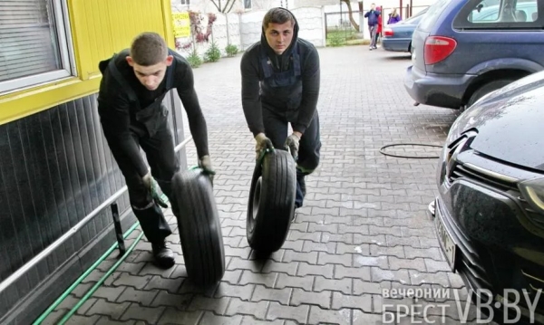 Брестские водители потихоньку «переобувают» своих «железных коней». Фотофакт Брестские водители потихоньку «переобувают» своих «железных коней». Фотофакт
