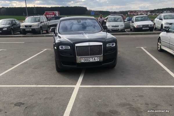 Парковка на два места: почему некоторые водители так поступают? Парковка на два места: почему некоторые водители так поступают?