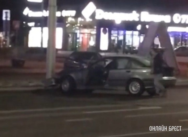 Читатель: Не справился с управлением? Видео снято вчера в Бресте возле ЦУМа
Читатель: Не справился с управлением? Видео снято вчера в Бресте возле ЦУМа