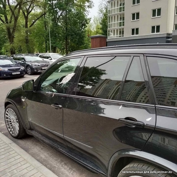 Детки игрались: нашли на свалке ведро краски и скинули его с 20-го этажа. Заляпали двор с машинами Детки игрались: нашли на свалке ведро краски и скинули его с 20-го этажа. Заляпали двор с машинами