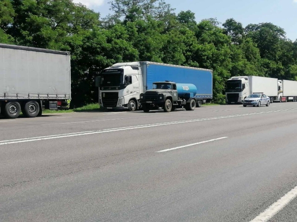 Очередь из большегрузных автомобилей, ожидающих своего проезда на погранпереходе «Козловичи», растянулась на километры Очередь из большегрузных автомобилей, ожидающих своего проезда на погранпереходе «Козловичи», растянулась на километры