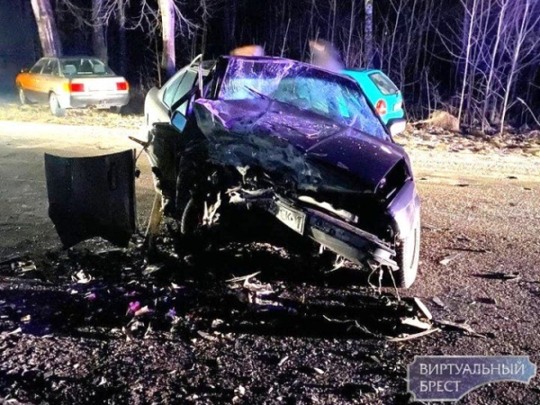 В Бресте на Красном дворе произошло серьёзное ДТП
             
                В Бресте на Красном дворе произошло серьёзное ДТП