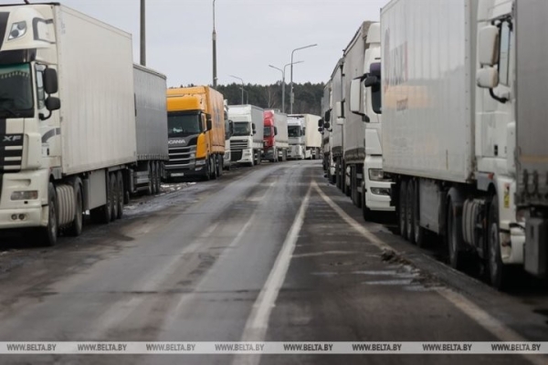 Более 600 грузовиков стоят в очереди на выезд перед пунктом пропуска «Козловичи» Более 600 грузовиков стоят в очереди на выезд перед пунктом пропуска «Козловичи»