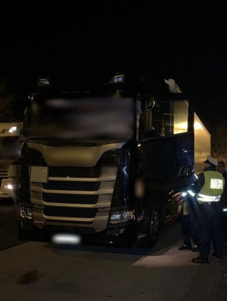 Пьяный белорус вез 21 тонну груза из Нидерландов в Россию, пока его не остановили в Польше Пьяный белорус вез 21 тонну груза из Нидерландов в Россию, пока его не остановили в Польше