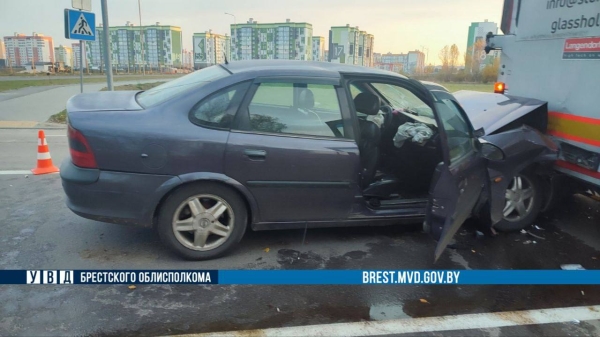Сел пьяным за руль и врезался в грузовик. Подробности сегодняшнего ДТП в Бресте Сел пьяным за руль и врезался в грузовик. Подробности сегодняшнего ДТП в Бресте