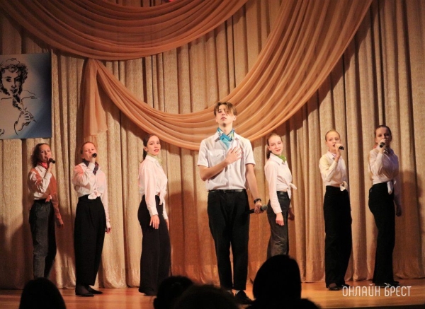 
                Читатель: Конкурс стихов и песен на иностранном языке «История любви» (Московский район г. Бреста)
            