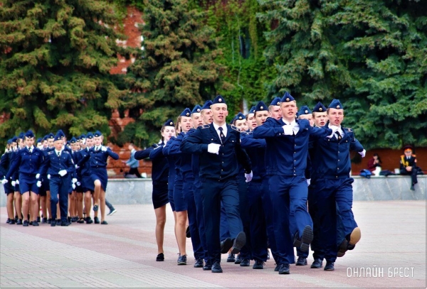 
                Читатель: Городской смотр строя и песни в Брестской крепости - https://onlinebrest.by/publikacii/chitatel-gorodskoy-smotr-stroya-i-pesni-v-brestskoy-kreposti.html
            