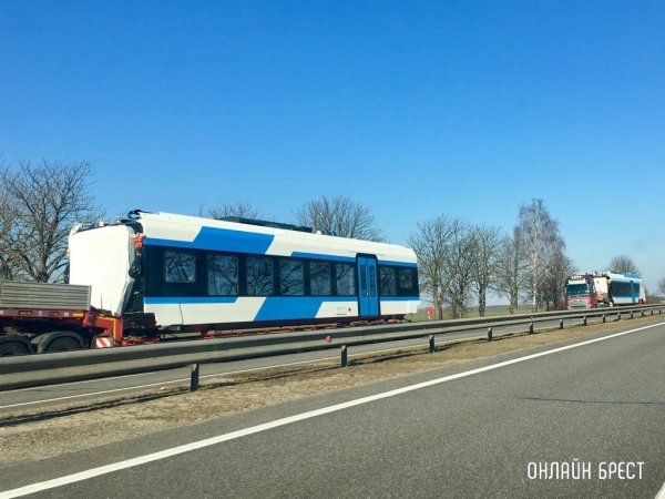 
                Читатель: Пару дней назад в сторону Бреста везли вагоны. Куда их потом направляют?
            